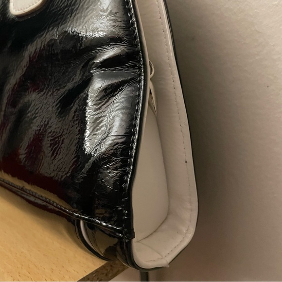 Vintage Y2K Faux Patent Leather Black & White Handbag w Oversized Toggle Pocket - Picture 8 of 16